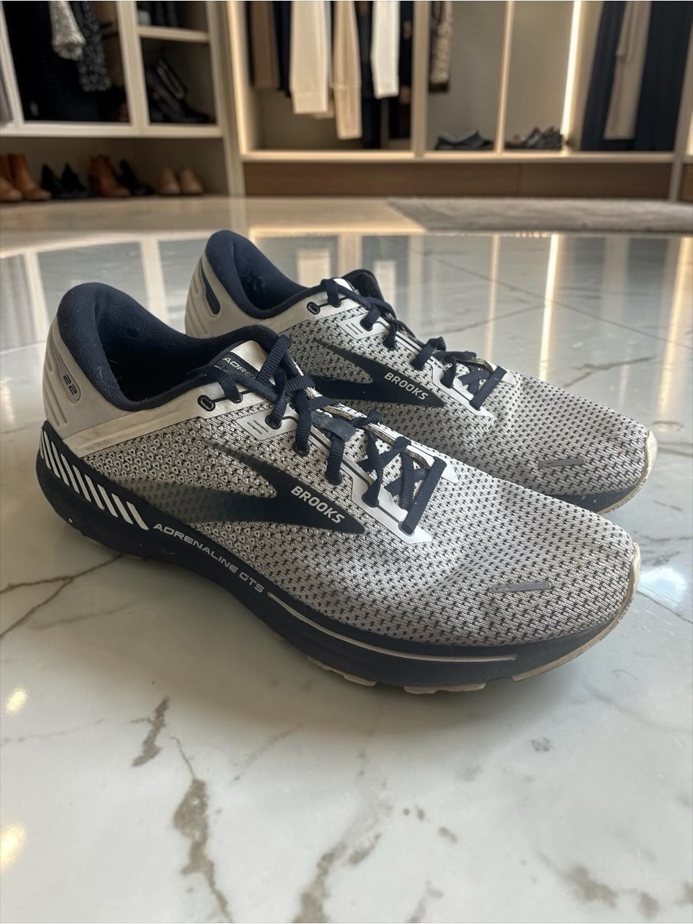 Brooks Adrenaline GTS 22 Mens Size 14 White Black Running Shoes Sneakers EUC